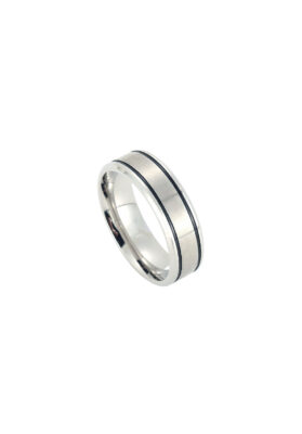 A stainless steel men’s ring with black line accents, featuring a brushed matte finish and polished edges for a stylish and contemporary look.