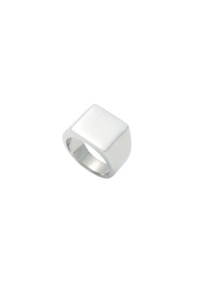 Close-up of a Men’s Silver Signet Ring with a sleek, polished square face and a bold design.